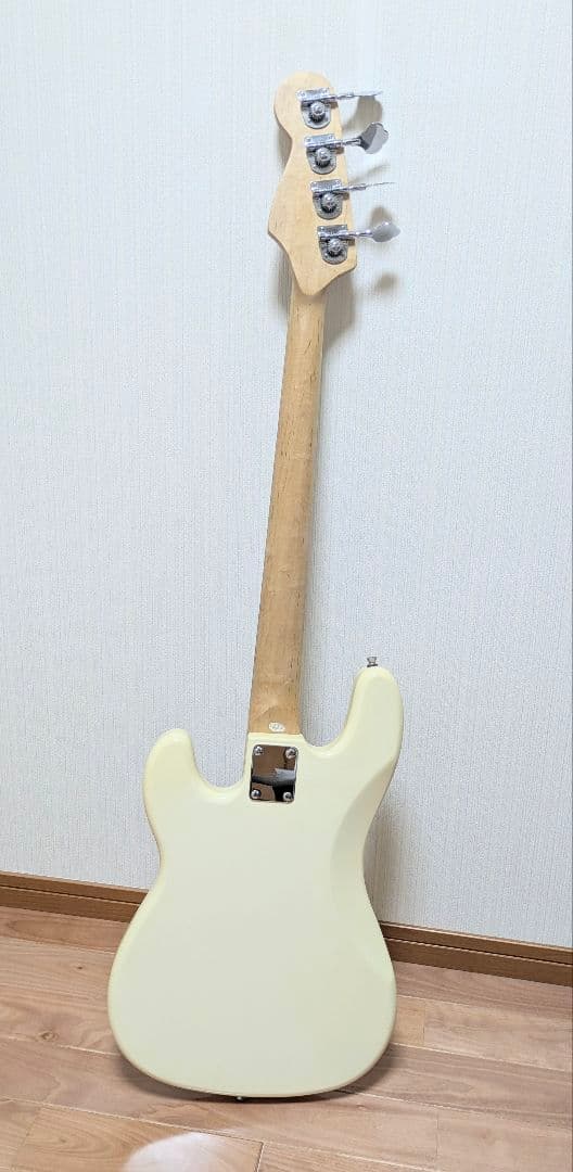 値下げ☆プレシジョンベース　ホワイト　エレキベース　山田リョウ