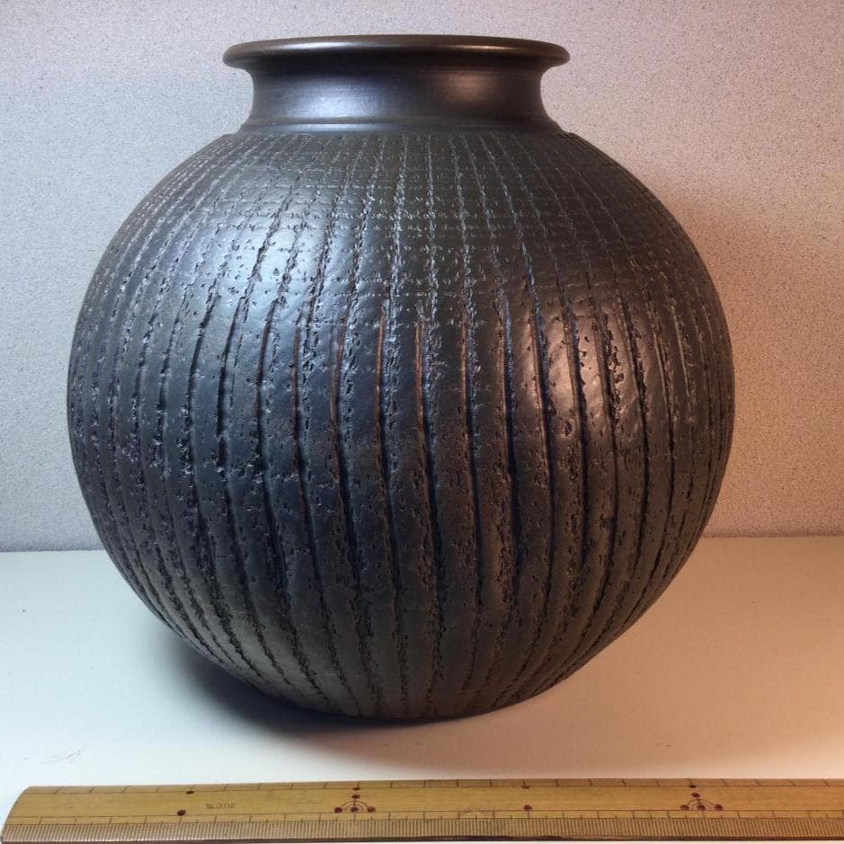 陶芸　手作り陶器　しのぎとびかんな柄壷