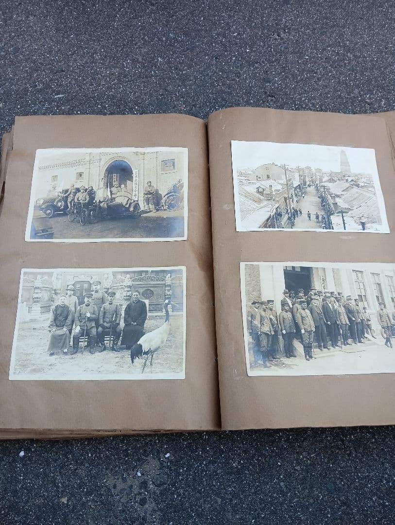 満州の古い写真81枚、新聞の切抜28枚が、貼り付け、建築 死体、