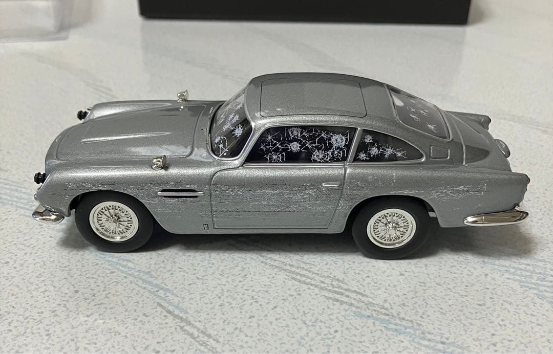 ジェームズボンド　アストンマーティン　DB5　モデルカー 　1/36