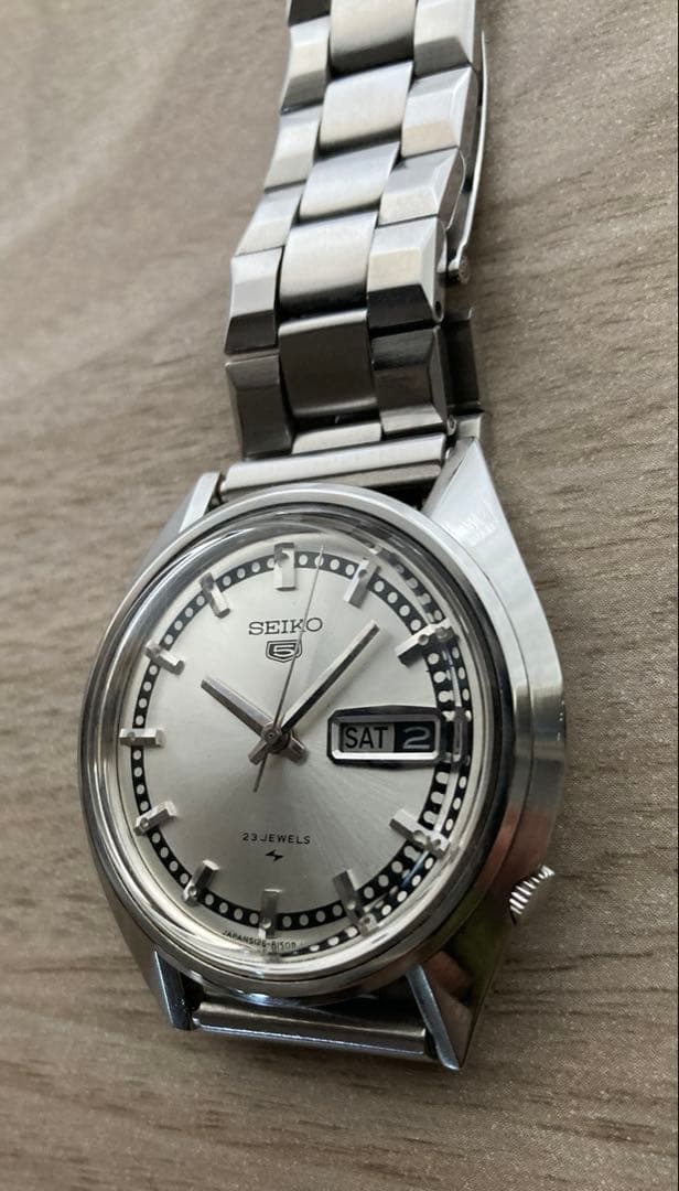 セイコー5 23石変わり文字盤　特徴的なラグ形状