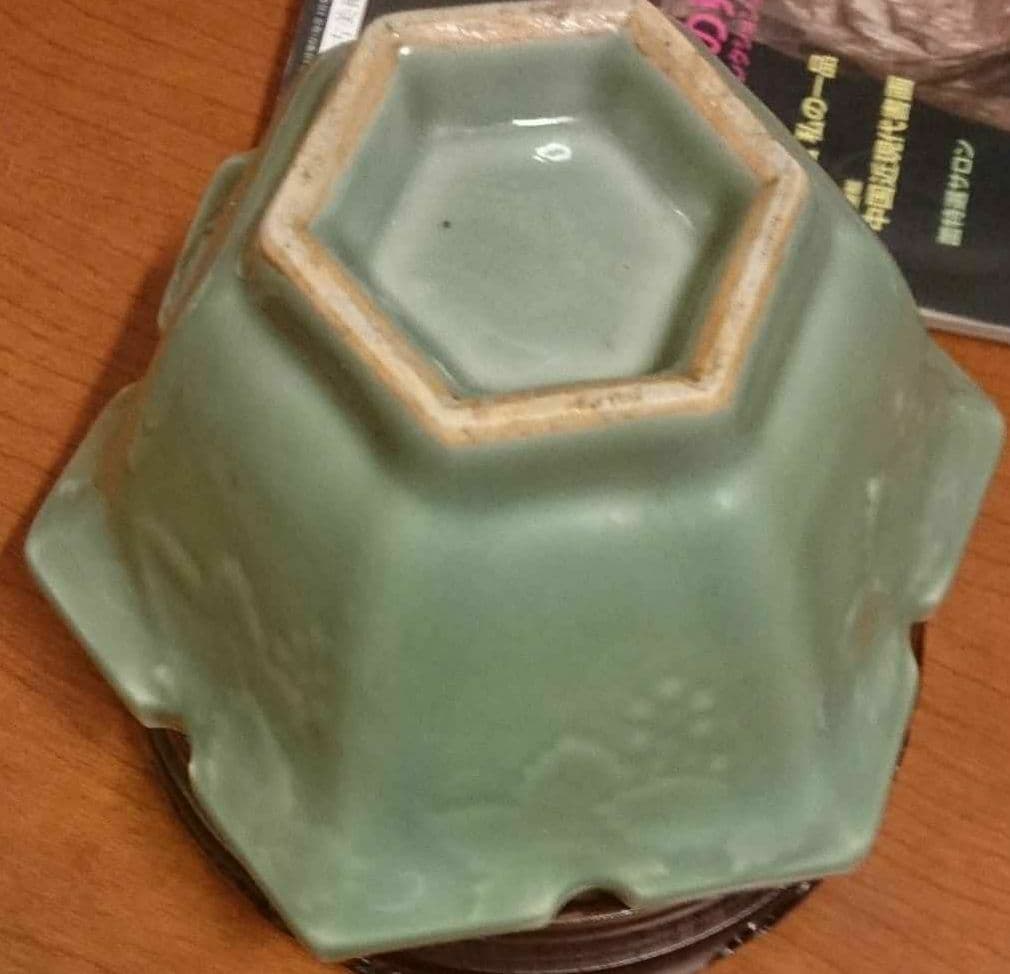 三田青磁】陽刻葡萄紋六角鉢