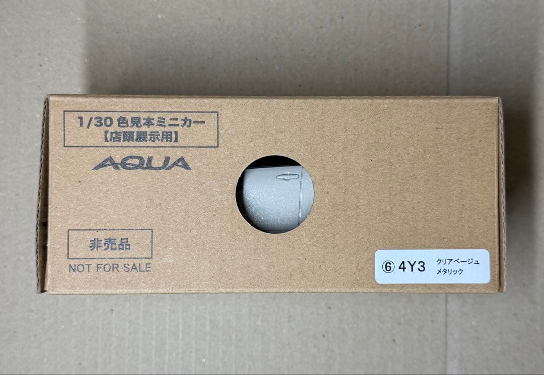 トヨタ アクア クリアベージュメタリック 色見本ミニカー カラーサンプル　1台