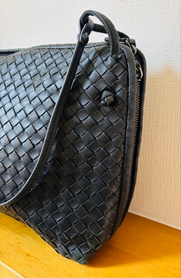 【かなり美品】ボッテガヴェネタ　イントレチャート黒ショルダーバッグ