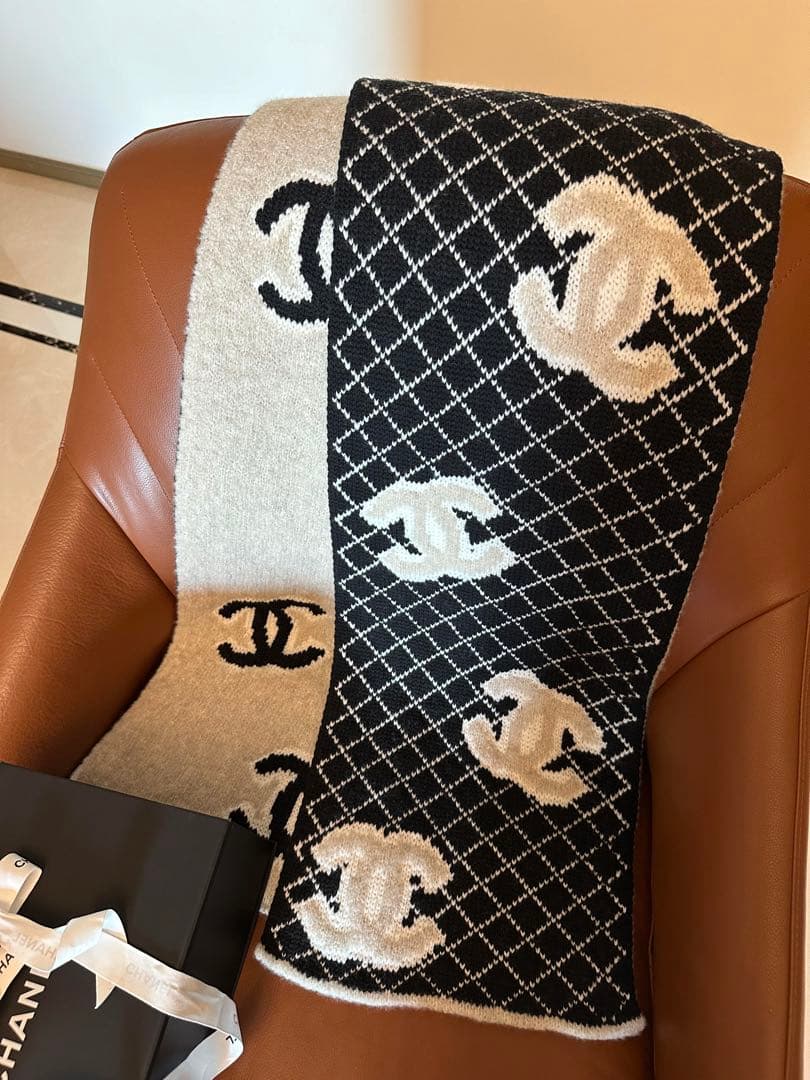 jennie着用】CHANEL ロゴ入り マフラー ベージュ/ブラック