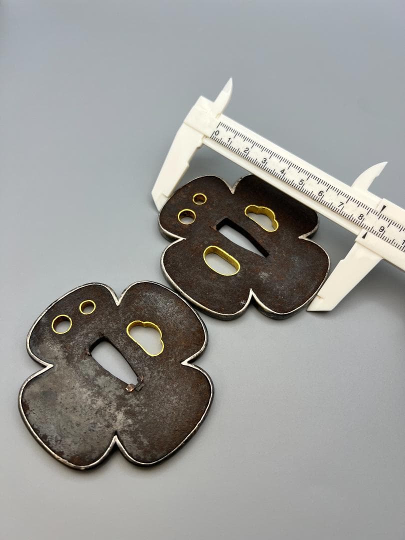 【海】江戸期　鉄鍔　木瓜型　銀覆輪　笄穴金内輪　２枚　無銘　刀装具　専用箱付