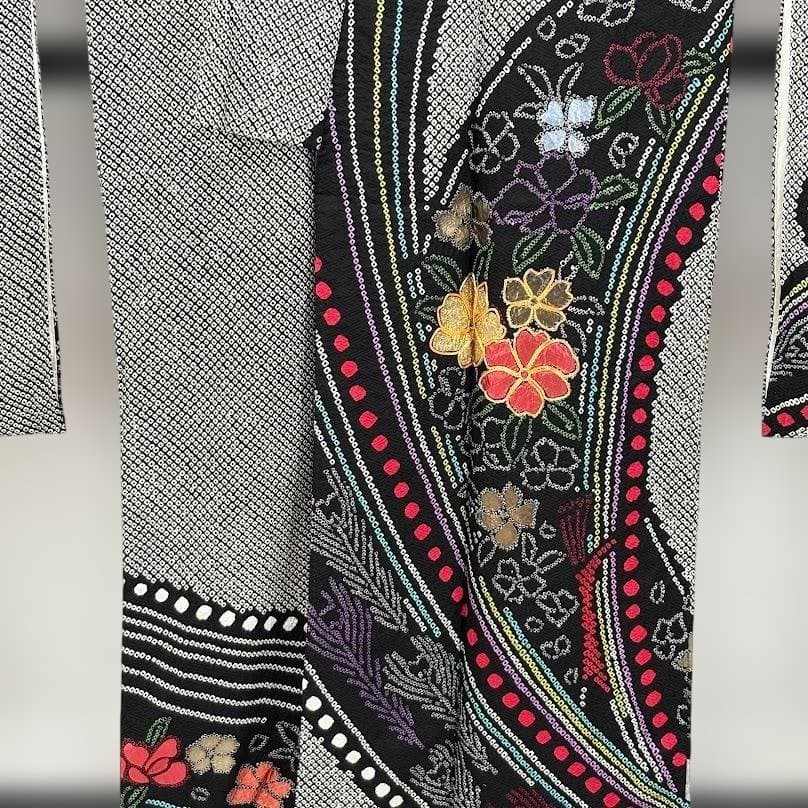 ちゃるる様専用 総絞り 本振袖 金駒刺繍 友禅入り 花柄 黒色