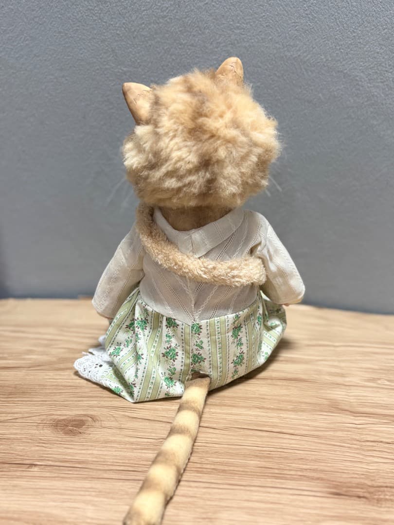 A 緑スカート茶トラ猫のアートドール 【ハンドメイド】猫 ぬいぐるみ