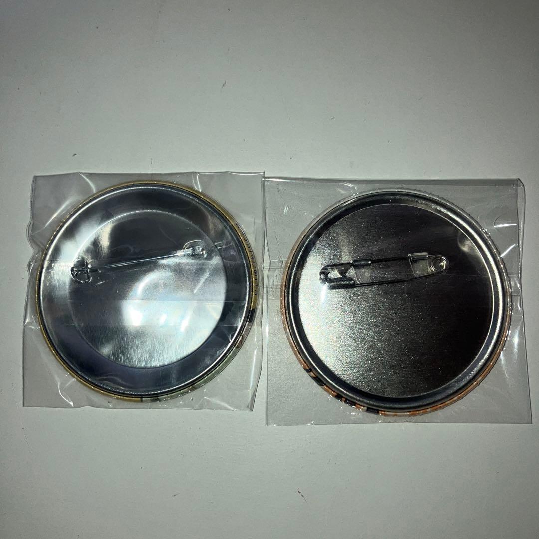 らき☆すた 缶バッジ 新品 中古 右側 鷲宮新品 左 中古