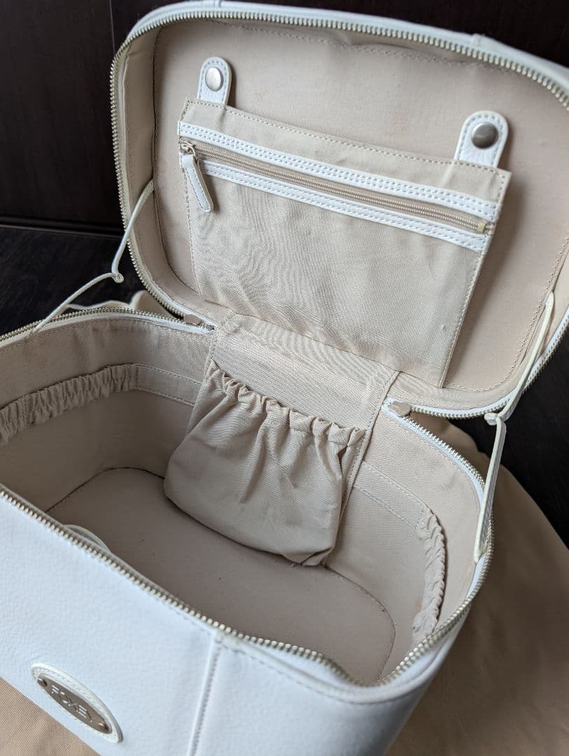 FOXY ホワイトレザー バニティケース