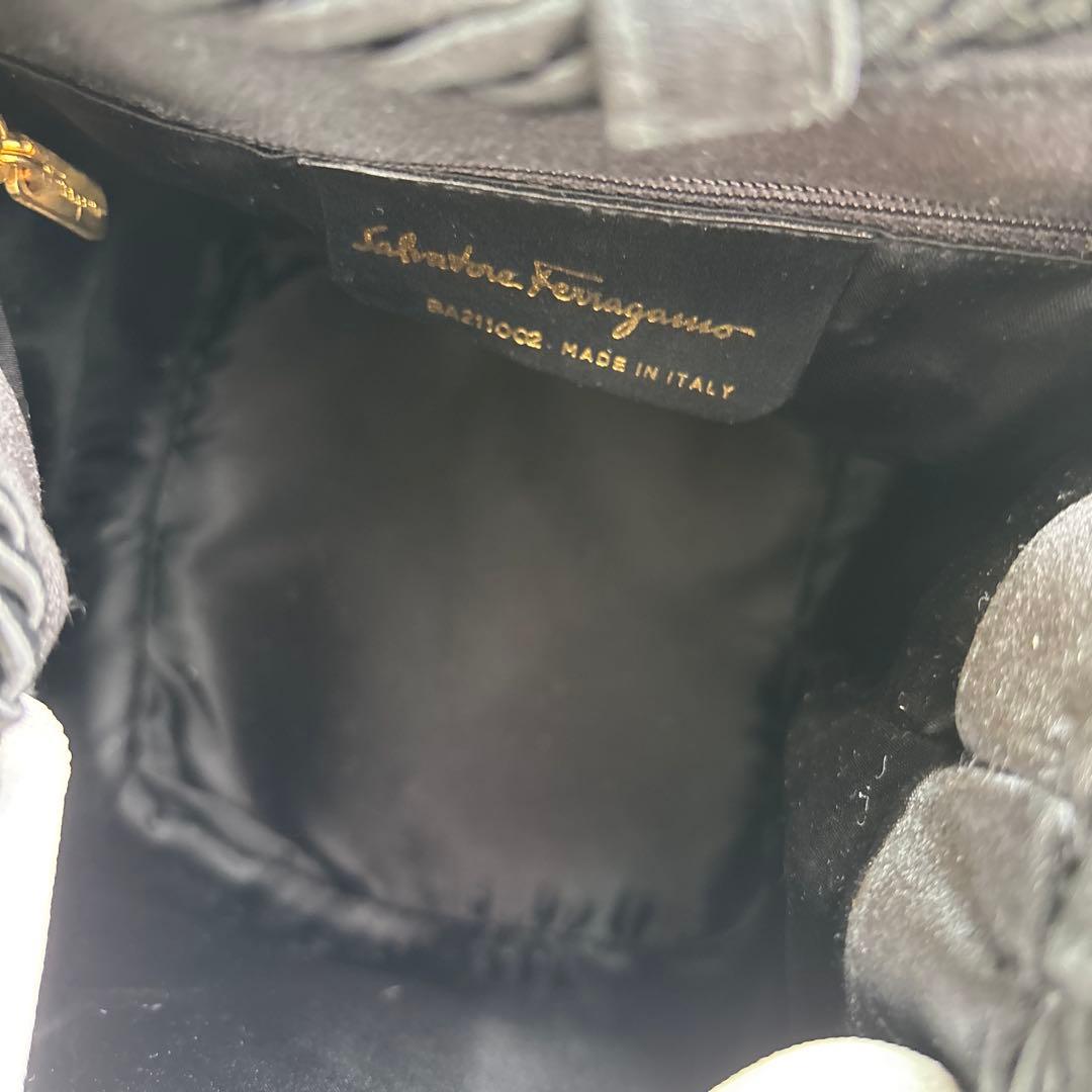 フェラガモ　黒 ベルベット パーティーバッグ タッセル付き