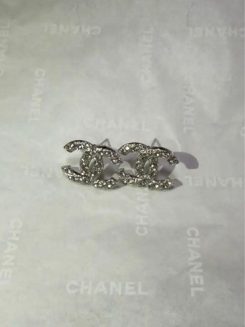 CHANEL シャネル　ピアス　シルバー　ストーン付き CHANEL（シャネル） ラインストーン ピアス シルバー レディース by