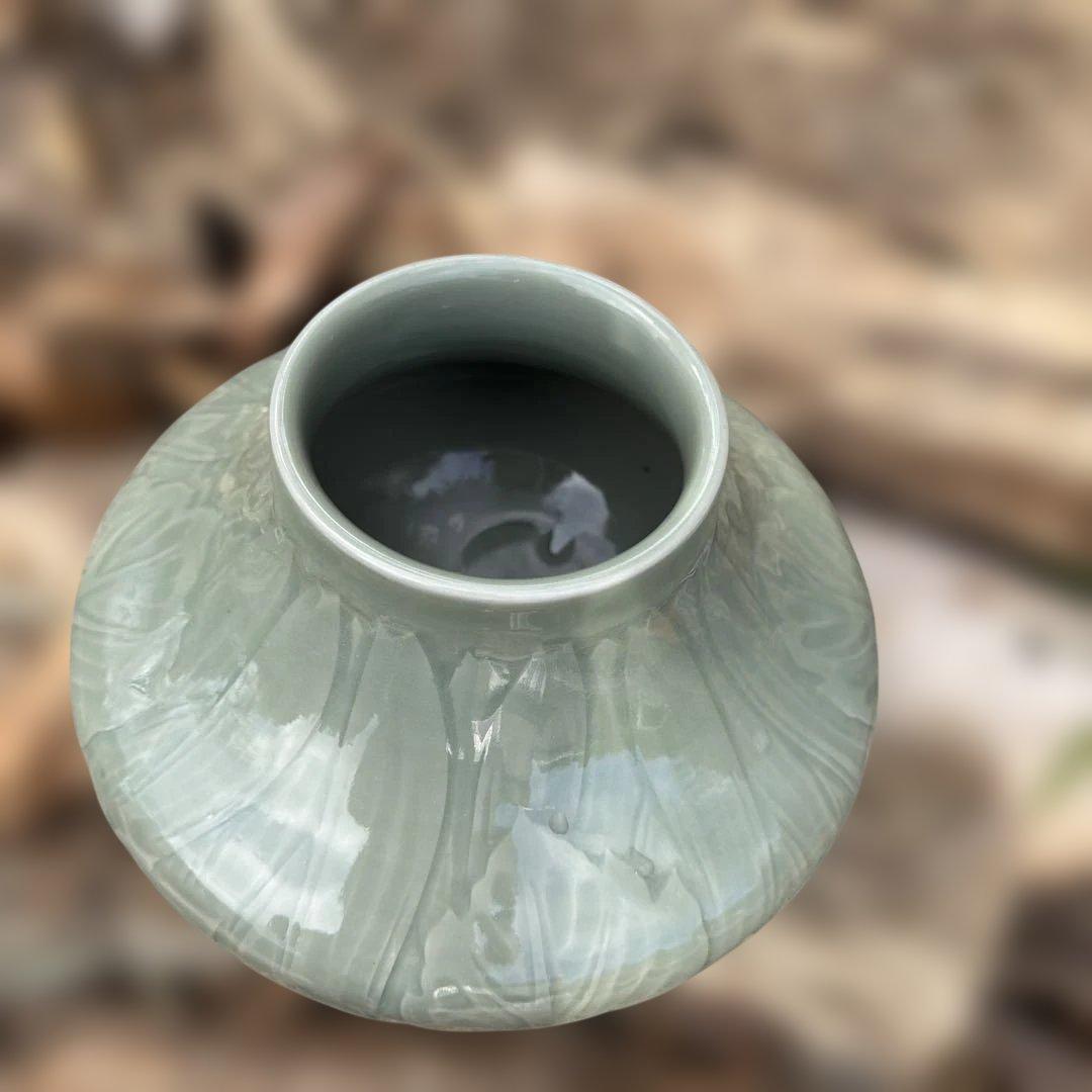 三田青磁 浮牡丹文様花瓶 陽刻 【共箱】 - メルカリ