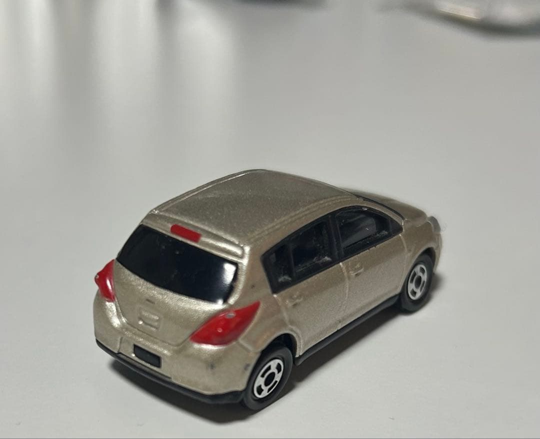 日産ティーダシルキーベージュ