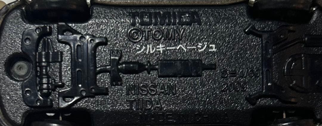 日産ティーダシルキーベージュ