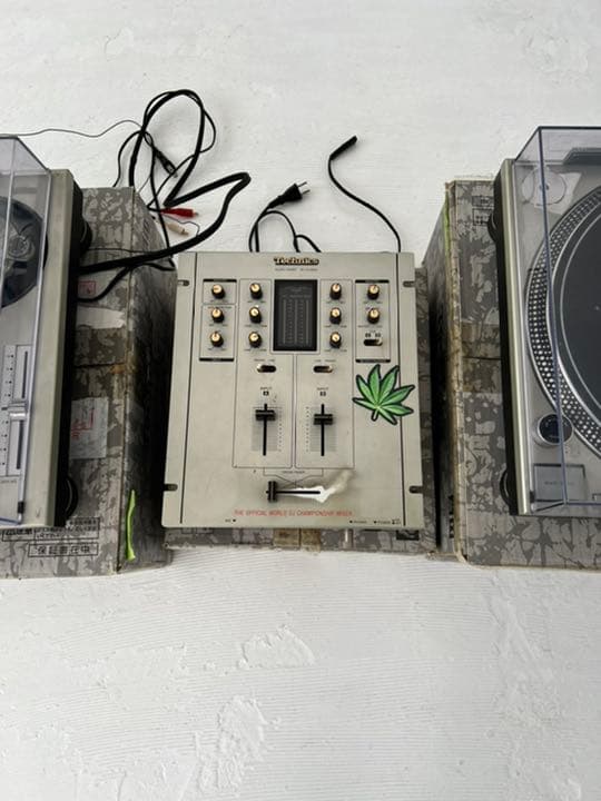 ターンテーブル2台とミキサーと、スピーカーとアンプのセット