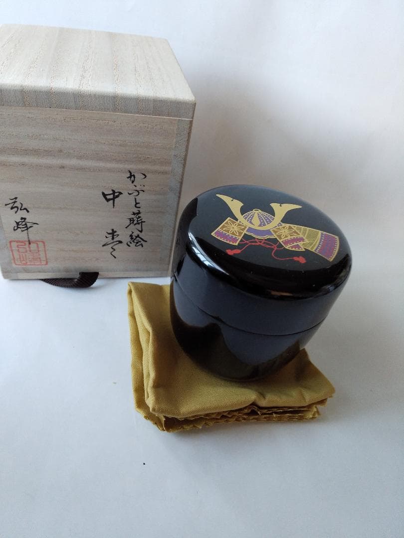 西村弘峰 作 かぶと蒔絵 中棗 共箱 栞 漆器 漆芸 抹茶 茶道具 新品 未使用 西村弘峰 作 かぶと蒔絵 中棗 共箱 栞 漆器 漆芸 抹茶 茶道具 新品