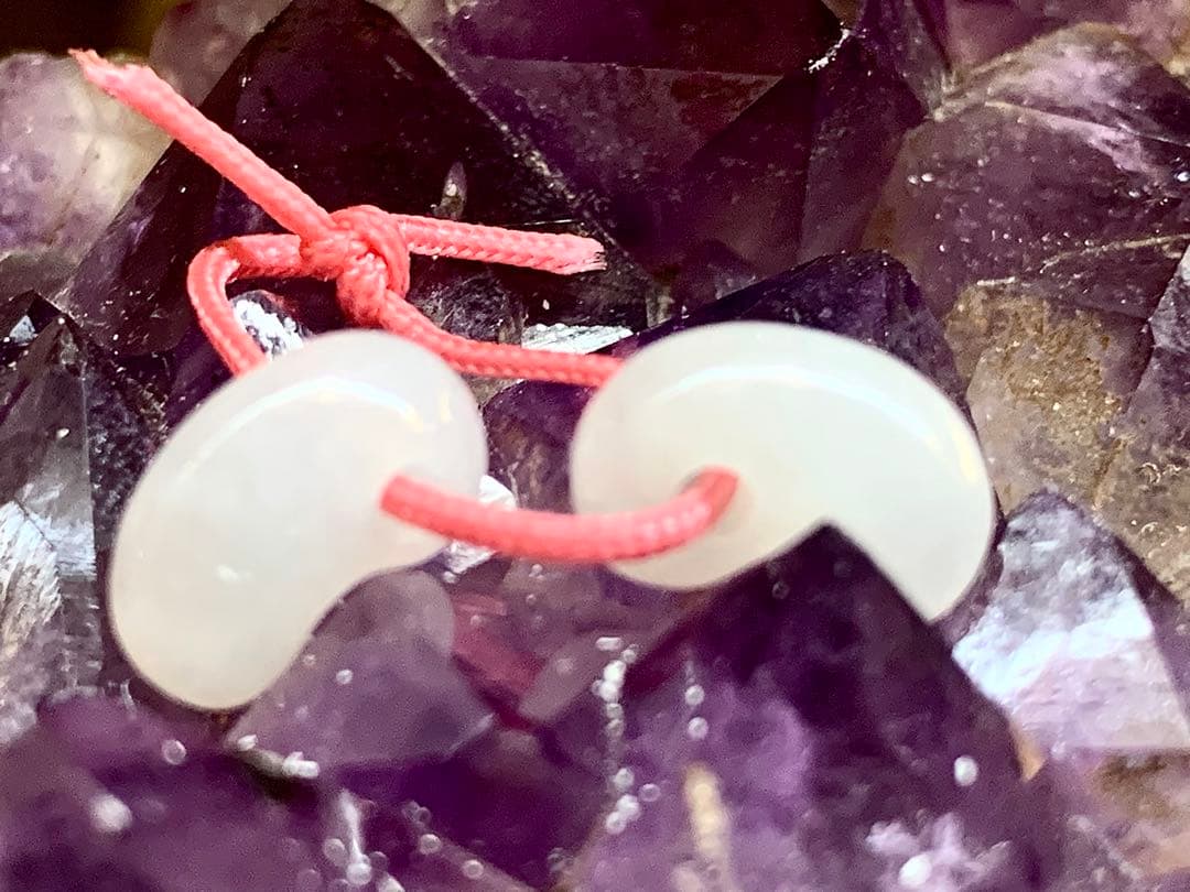 ✳ピカピカの綺麗な勾玉 極上の透明感 糸魚川翡翠ミニ勾玉2個