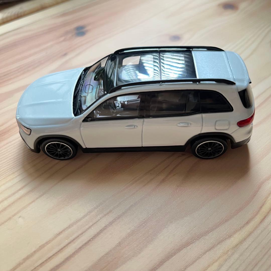 Mercedes-Benz GLB ミニカー ホワイト 1/43