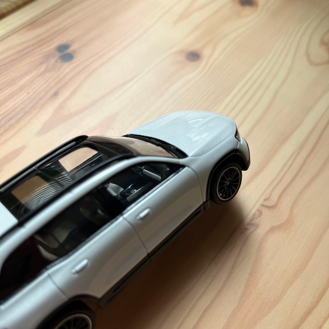 Mercedes-Benz GLB ミニカー ホワイト 1/43