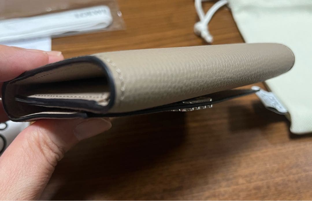 美品 ロエベLOEWEアナグラム バーティカルウォレット　サンド 三つ折り財布