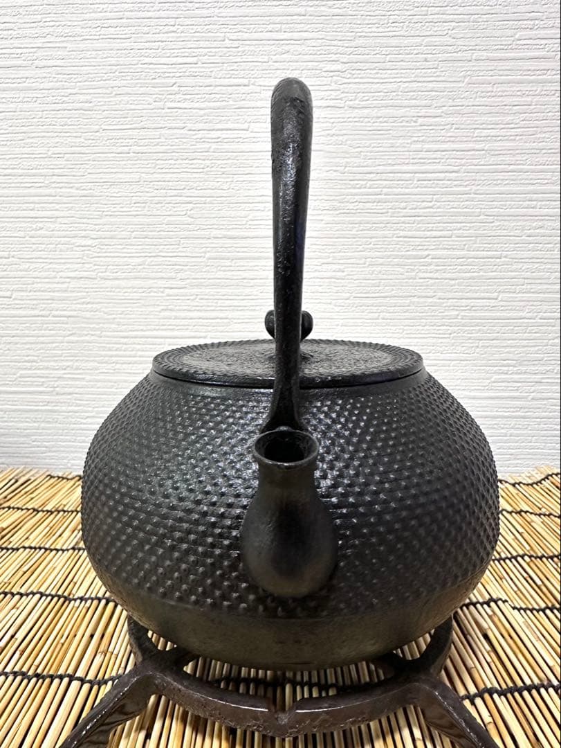 未使用品、供箱、付属品付 南部虎山工房前田知行造 宝珠型 南部鉄瓶