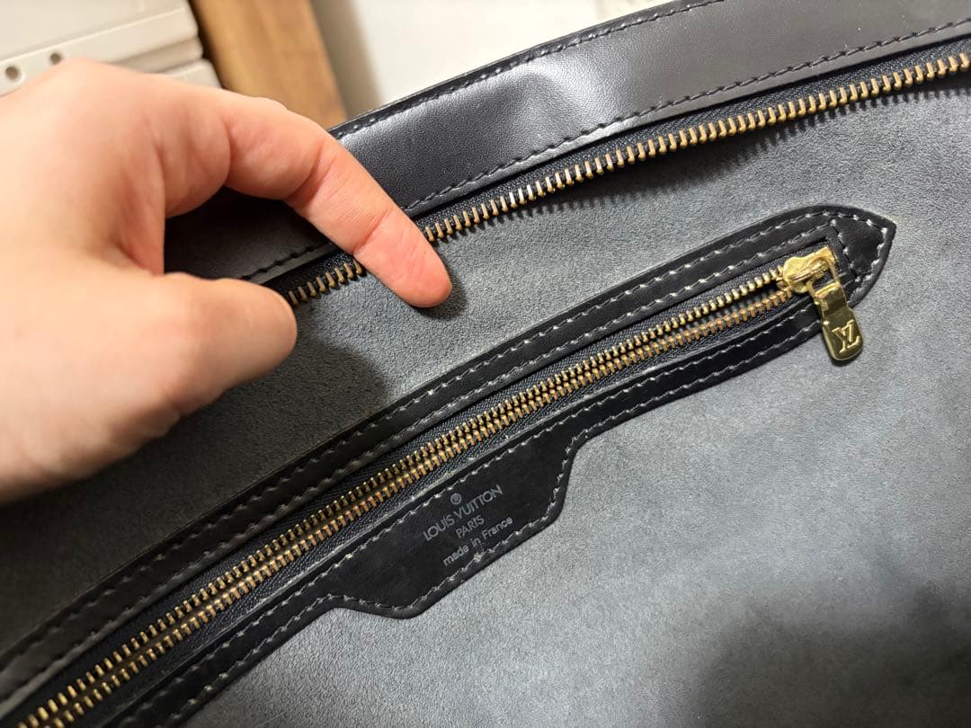 Louis Vuitton 黒 エピレザー ハンドバッグ