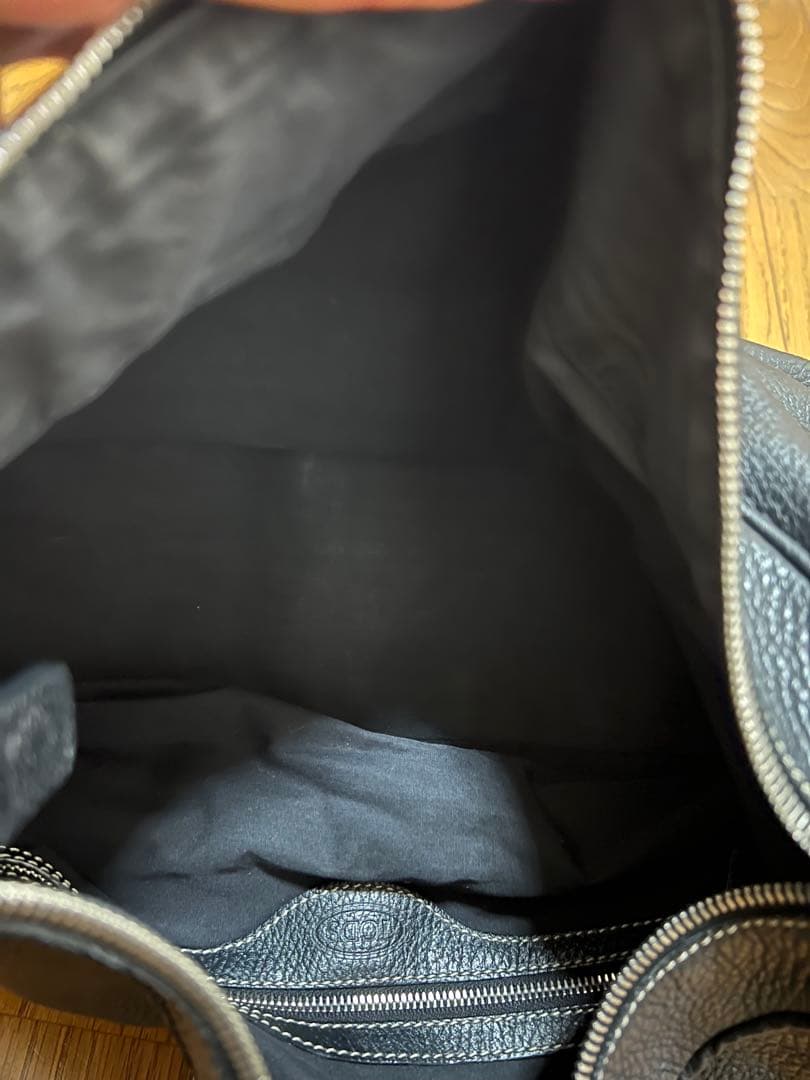 黒いレザーショルダーバッグ