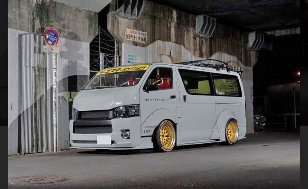 イグニッションモデル1/18ハイエース！カスタム！ルーフキャリア付き早いもの勝ち