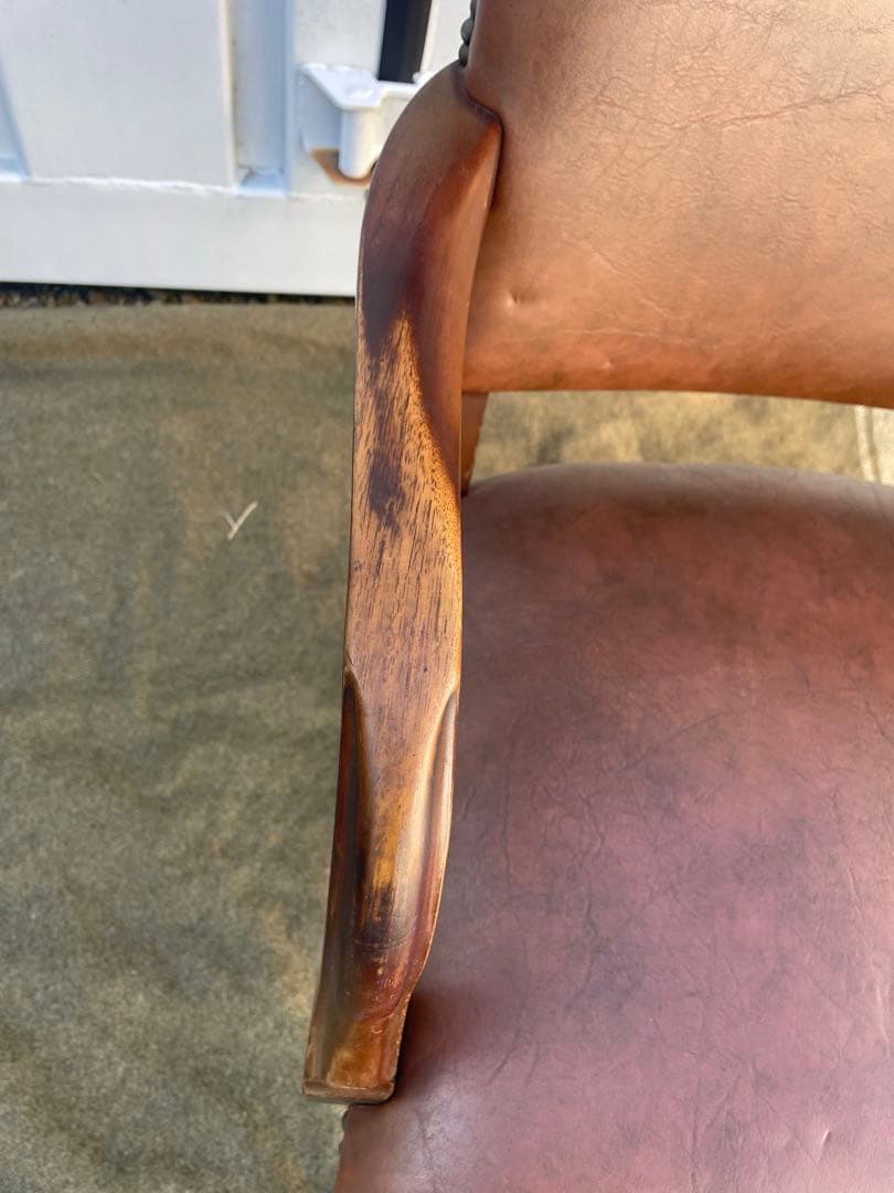 ブラウンフェイクレザー 単鋲アームチェア