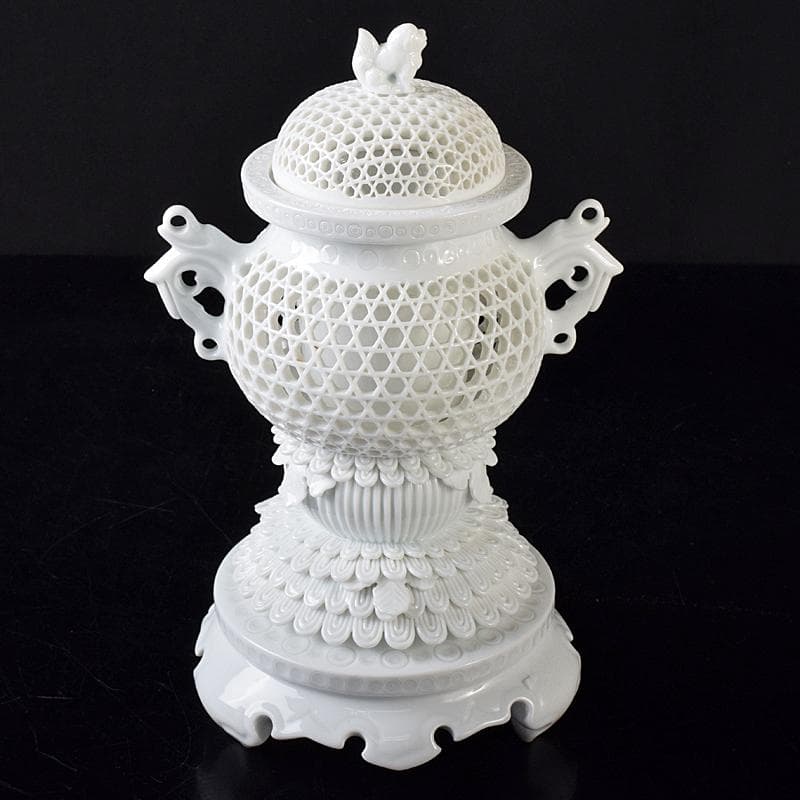 平戸焼　十五代中里茂右衛門造　白磁　菊花座篭目透彫香炉　共箱　V　R8449