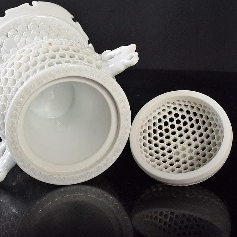 平戸焼　十五代中里茂右衛門造　白磁　菊花座篭目透彫香炉　共箱　V　R8449