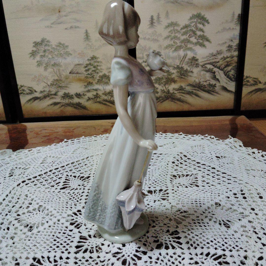 リヤドロ少女と白い鳩の陶器