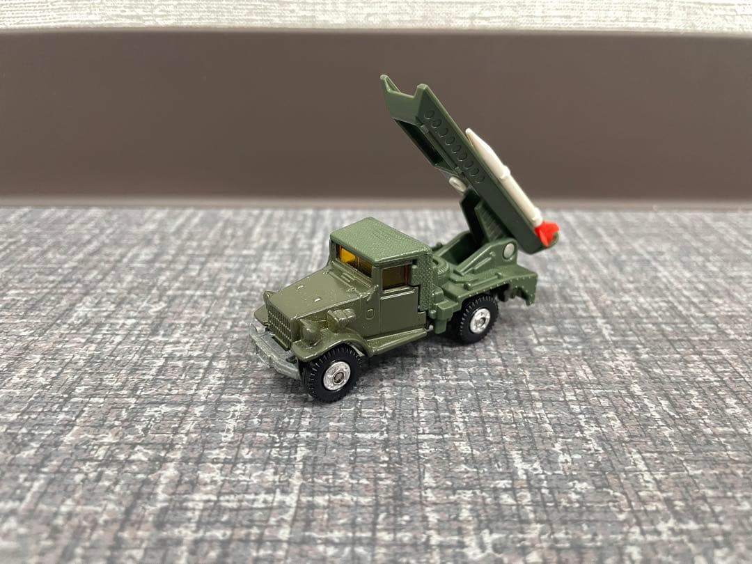 トミカ　77 トヨタ　自衛隊ロケット車