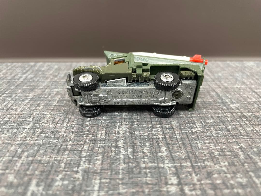トミカ　77 トヨタ　自衛隊ロケット車