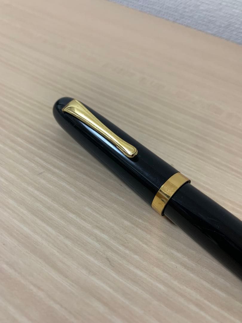 酒井栄助 黒万年筆 金色装飾付き