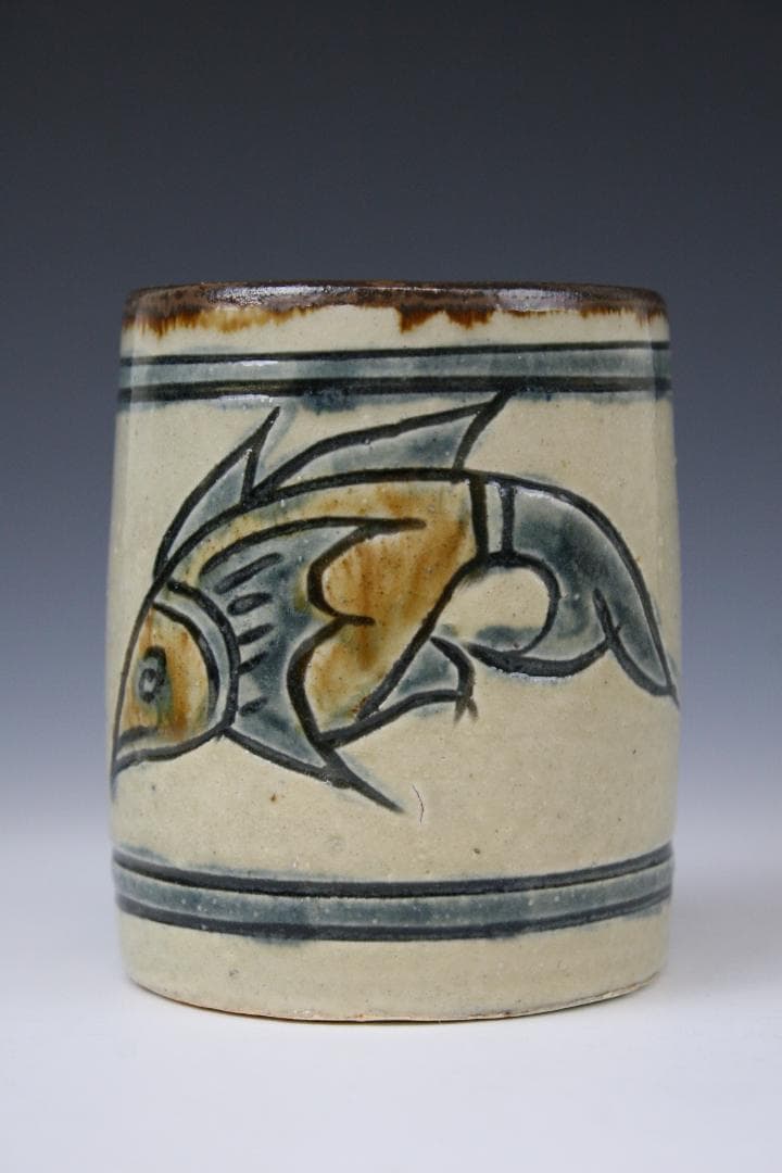 壺屋焼 人間国宝 金城次郎 作　魚文コップ