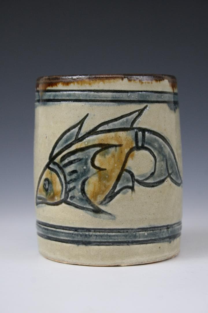 壺屋焼 人間国宝 金城次郎 作　魚文コップ