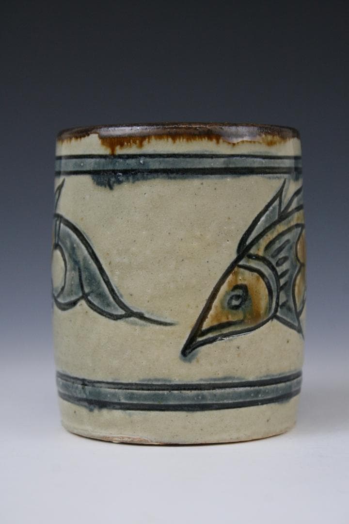 壺屋焼 人間国宝 金城次郎 作　魚文コップ