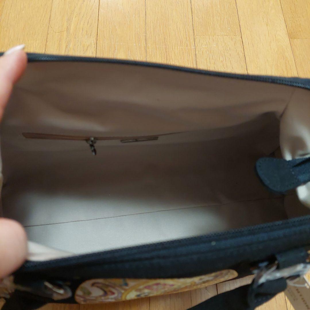 値下げ！新品　格安　OKAJIMA 刺繍入り黒ボストンバッグ