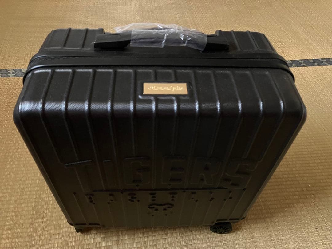 阪神タイガース公式ファンクラブ2024ダイヤモンドプラス会員特典スーツ