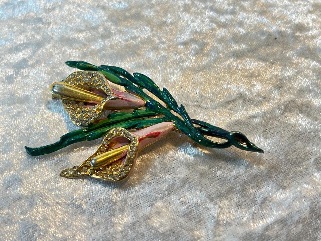 シャネル（Chanel）の水芭蕉の花のブローチ　エナメル　刻印あり