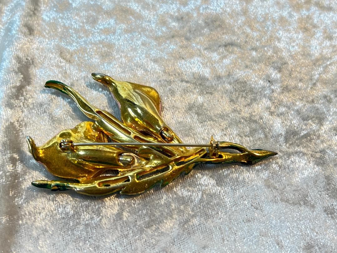 シャネル（Chanel）の水芭蕉の花のブローチ　エナメル　刻印あり