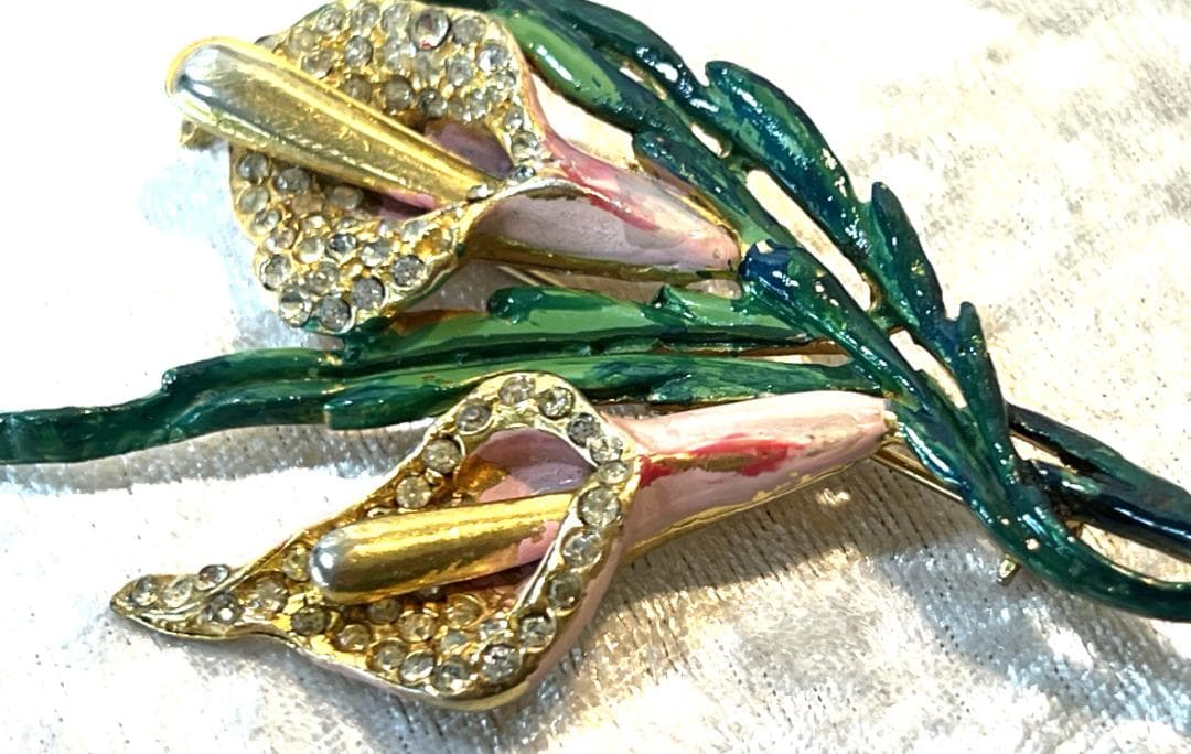 シャネル（Chanel）の水芭蕉の花のブローチ　エナメル　刻印あり