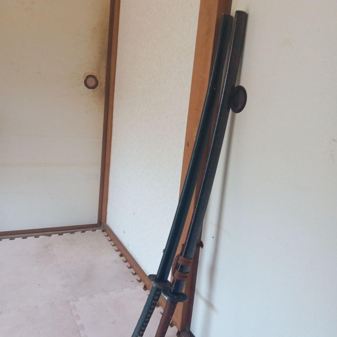 日本刀セット（黒と茶色の柄）