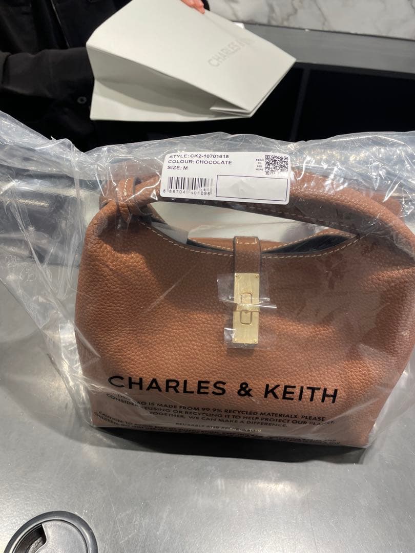 新品未開封CHARLES & KEITH チャンス バケットバッグ　チョコレート
