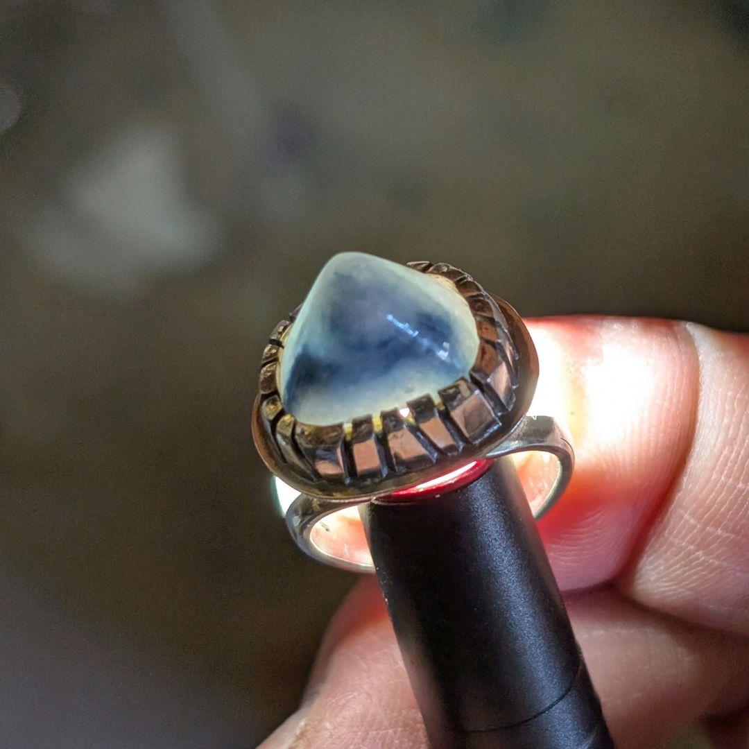 ハンドメイドの糸魚川翡翠リング インディアンジュエリー風 入りコン沢