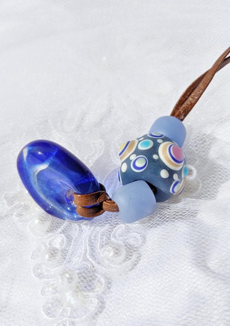 吉田正子トンボ玉（貳拾玖） 皮ひもネックレス ガラス玉に込めた日本画