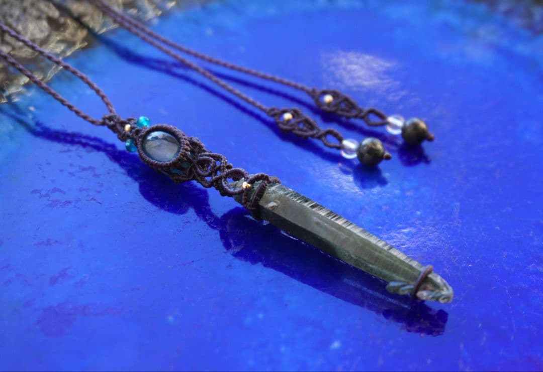 《P.》クリスタルポイント&カイヤナイト　マクラメネックレス