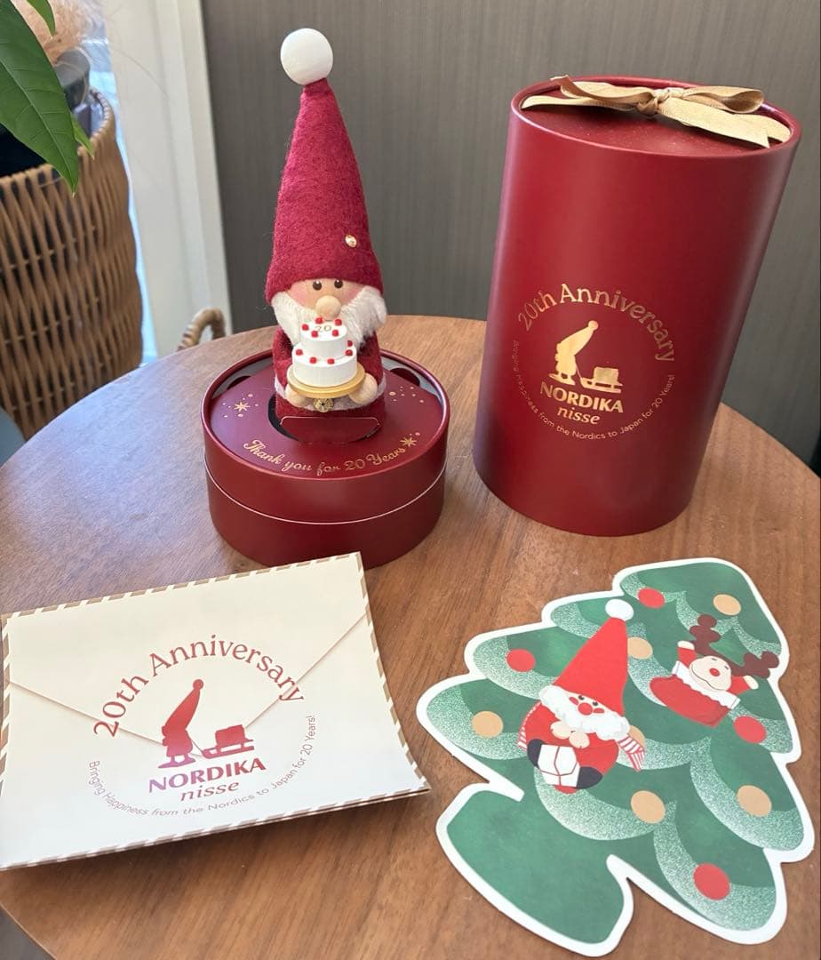 ノルディカ ニッセ 20周年 記念 ケーキを持った サンタ セレブレーション